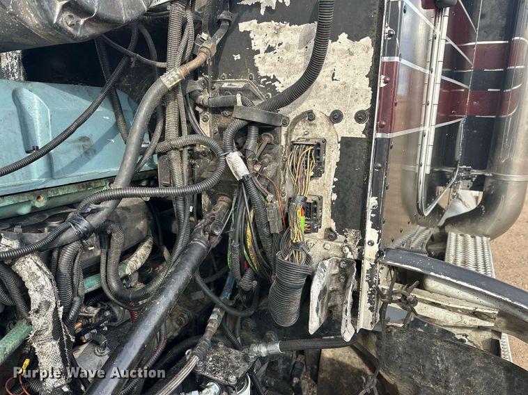 image for item DP6109 2011 Peterbilt 386 semi truck