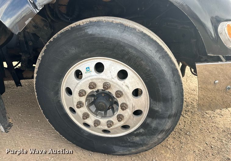 image for item DP6109 2011 Peterbilt 386 semi truck