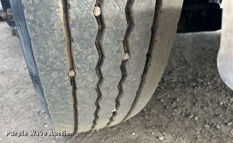 image for item DP6109 2011 Peterbilt 386 semi truck