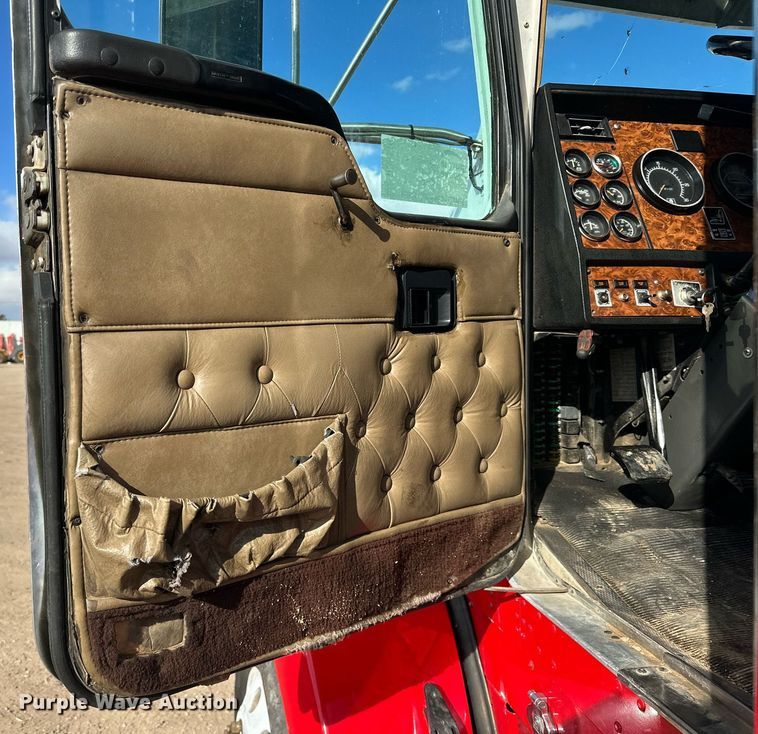 image for item DP6110 2000 Kenworth T800 semi truck