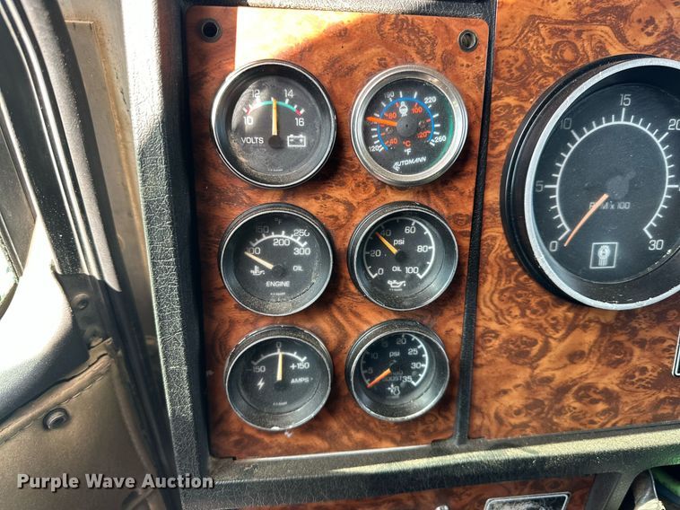 image for item DP6110 2000 Kenworth T800 semi truck