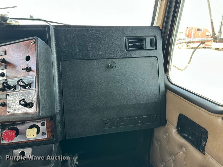 image for item DP6110 2000 Kenworth T800 semi truck