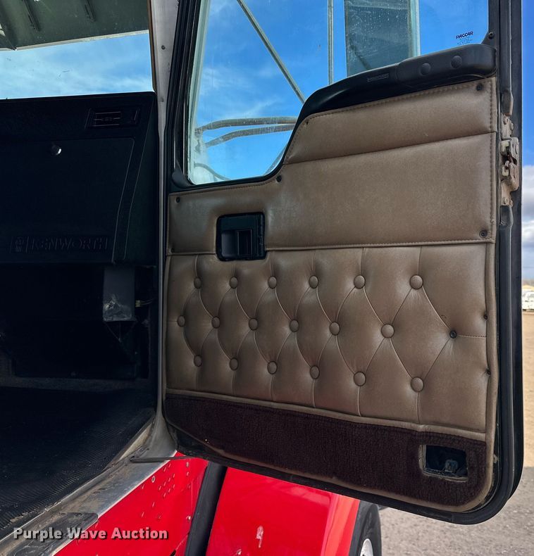 image for item DP6110 2000 Kenworth T800 semi truck