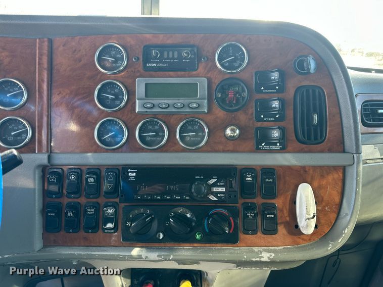 image for item DP6111 2006 Peterbilt 379 semi truck