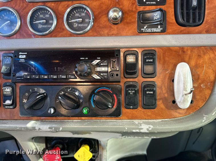 image for item DP6111 2006 Peterbilt 379 semi truck