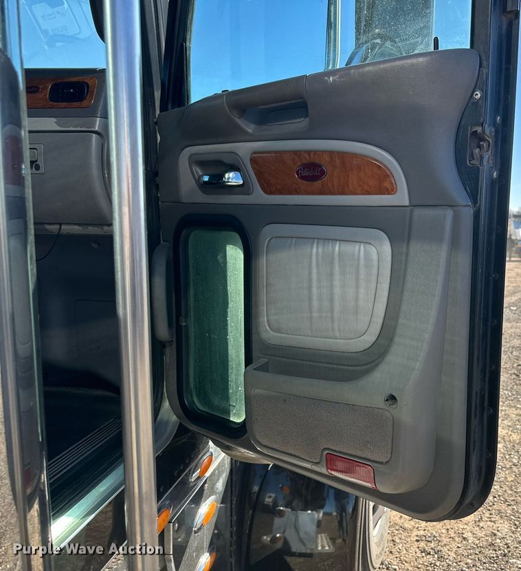 image for item DP6111 2006 Peterbilt 379 semi truck