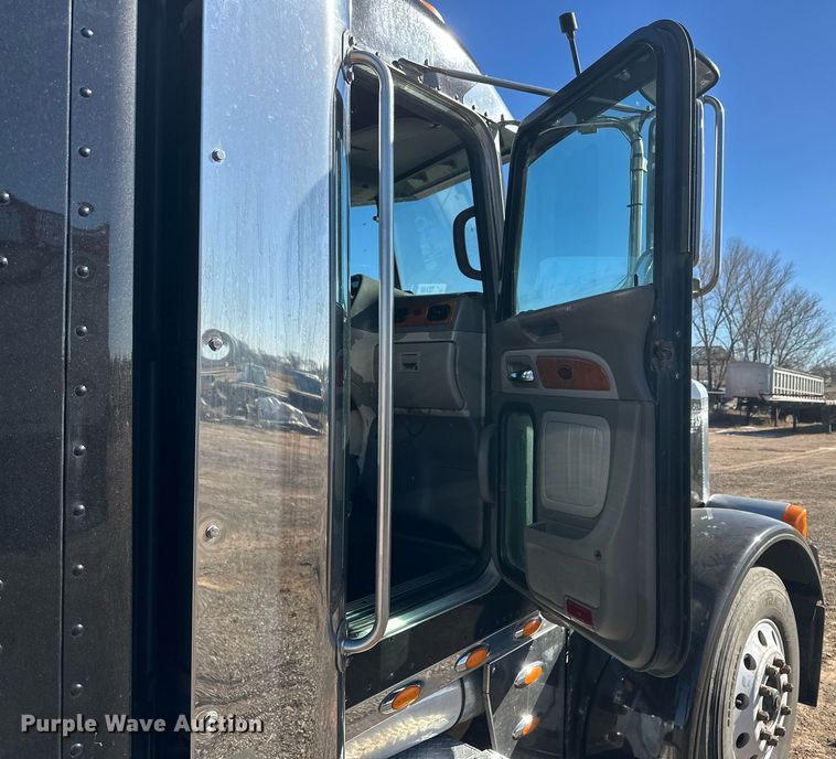 image for item DP6111 2006 Peterbilt 379 semi truck