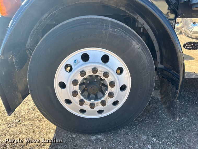 image for item DP6111 2006 Peterbilt 379 semi truck