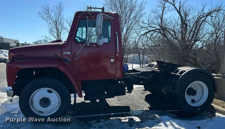 image for item DQ6574 1986 International S1900 semi truck