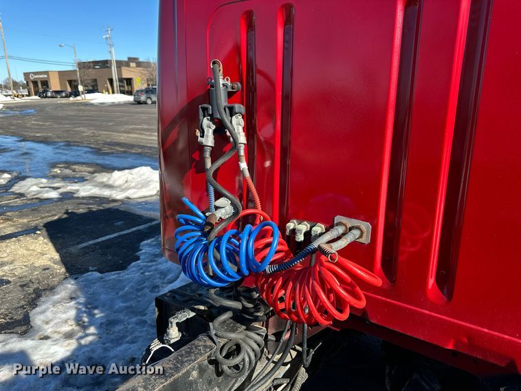 image for item DQ6574 1986 International S1900 semi truck