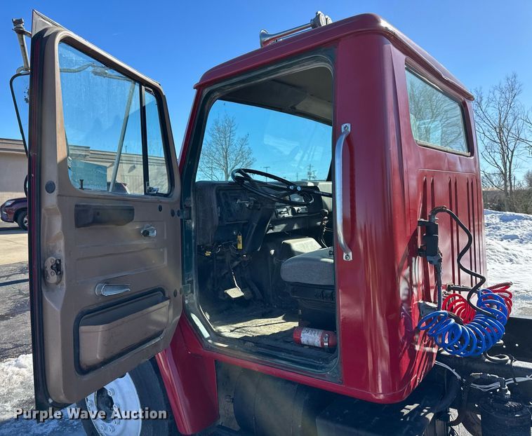 image for item DQ6574 1986 International S1900 semi truck