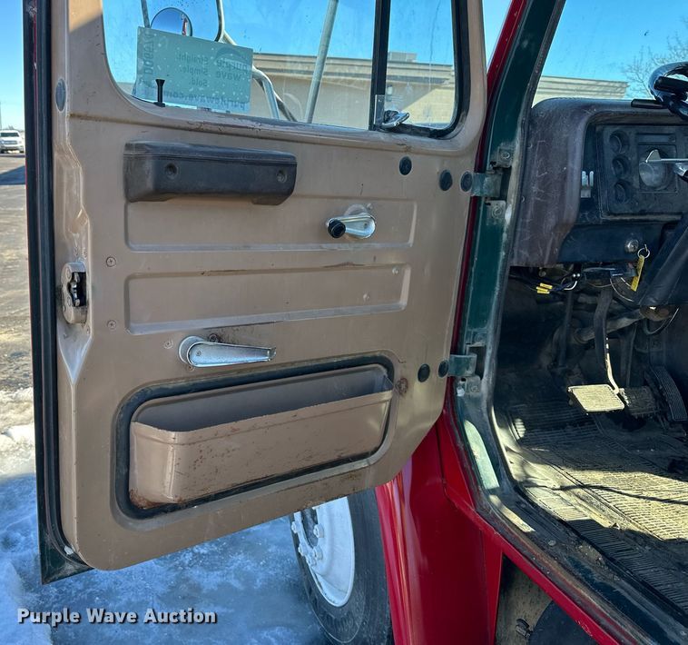 image for item DQ6574 1986 International S1900 semi truck