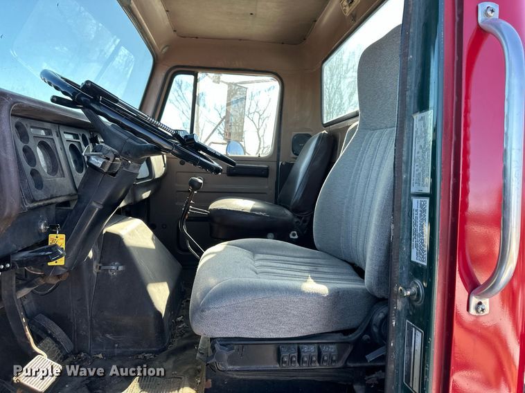 image for item DQ6574 1986 International S1900 semi truck