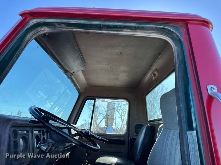 image for item DQ6574 1986 International S1900 semi truck