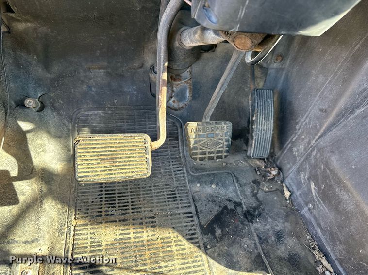 image for item DQ6574 1986 International S1900 semi truck