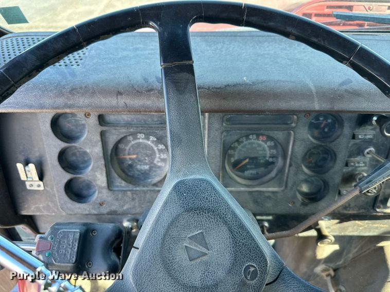 image for item DQ6574 1986 International S1900 semi truck