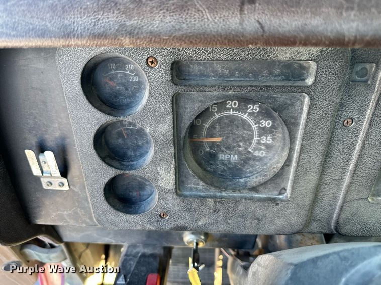 image for item DQ6574 1986 International S1900 semi truck