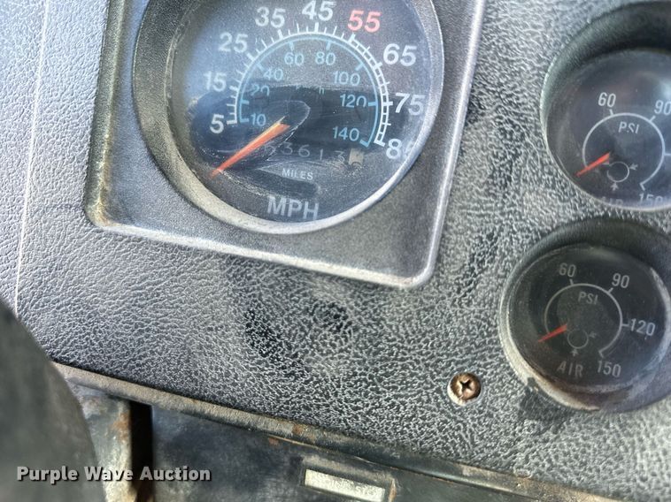 image for item DQ6574 1986 International S1900 semi truck