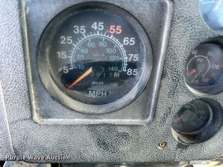 image for item DQ6574 1986 International S1900 semi truck