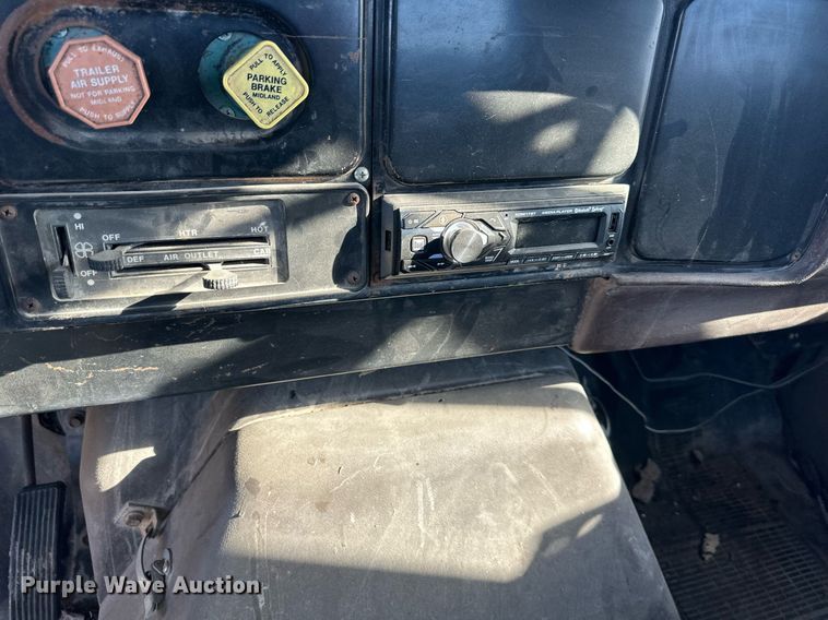 image for item DQ6574 1986 International S1900 semi truck