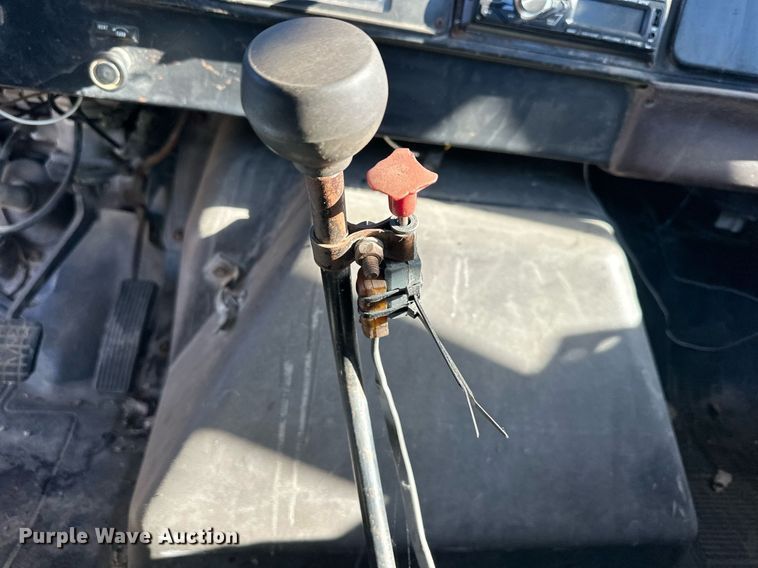 image for item DQ6574 1986 International S1900 semi truck