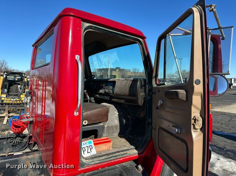 image for item DQ6574 1986 International S1900 semi truck