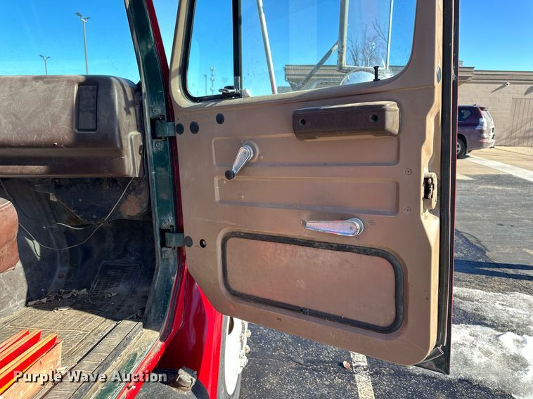 image for item DQ6574 1986 International S1900 semi truck