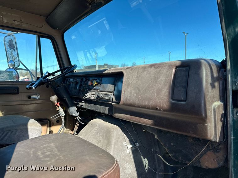 image for item DQ6574 1986 International S1900 semi truck