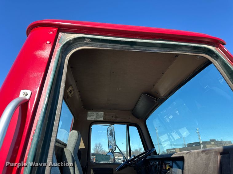 image for item DQ6574 1986 International S1900 semi truck