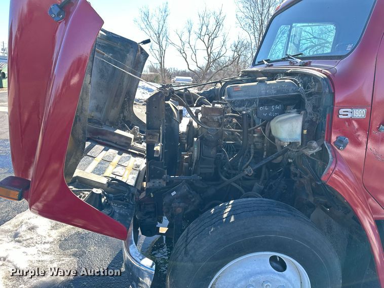 image for item DQ6574 1986 International S1900 semi truck