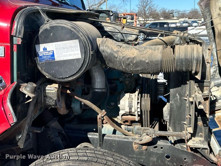 image for item DQ6574 1986 International S1900 semi truck