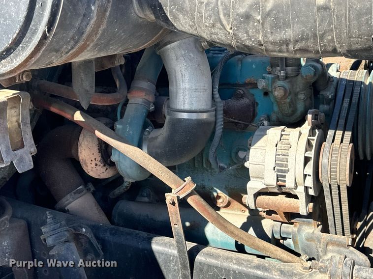 image for item DQ6574 1986 International S1900 semi truck