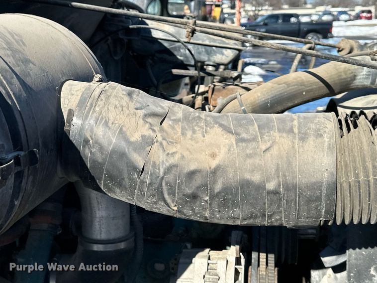 image for item DQ6574 1986 International S1900 semi truck