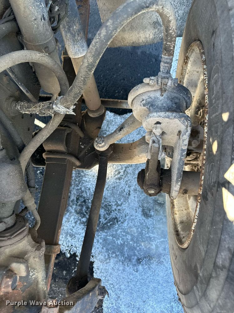 image for item DQ6574 1986 International S1900 semi truck