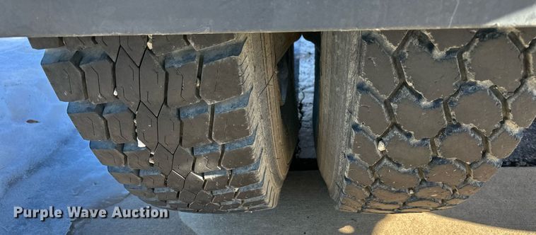 image for item DQ6574 1986 International S1900 semi truck