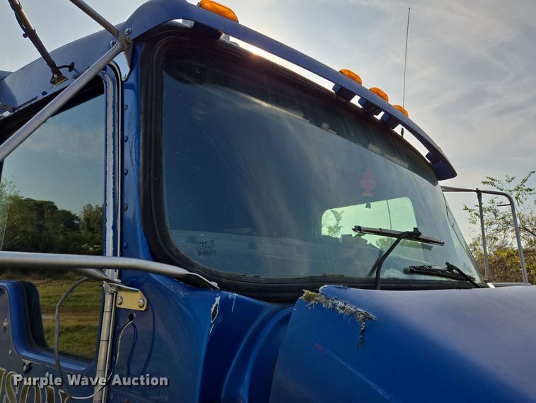 image for item DT5357 2005 Kenworth T800 truck cab and chassis