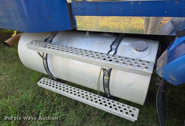 image for item DT5357 2005 Kenworth T800 truck cab and chassis