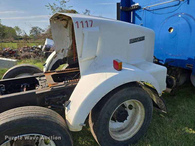 image for item DT5357 2005 Kenworth T800 truck cab and chassis