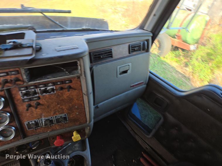 image for item DT5357 2005 Kenworth T800 truck cab and chassis