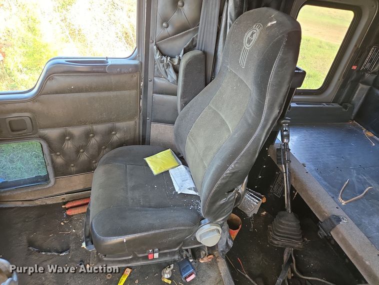 image for item DT5357 2005 Kenworth T800 truck cab and chassis