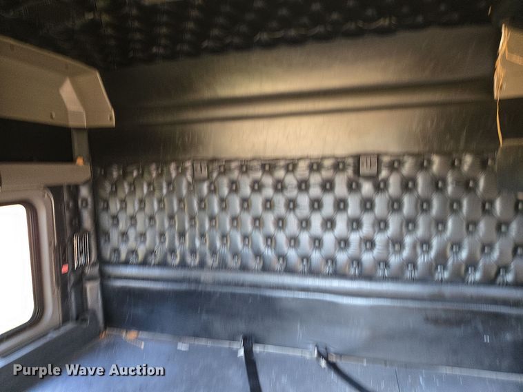 image for item DT5357 2005 Kenworth T800 truck cab and chassis