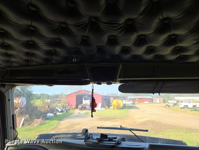 image for item DT5357 2005 Kenworth T800 truck cab and chassis