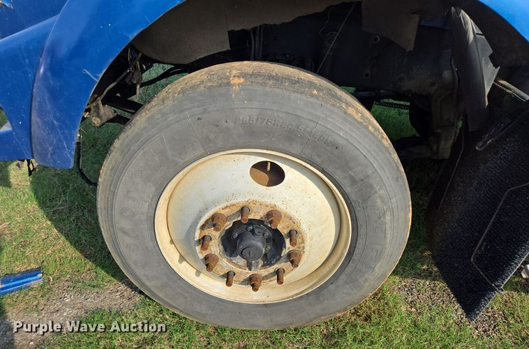 image for item DT5357 2005 Kenworth T800 truck cab and chassis