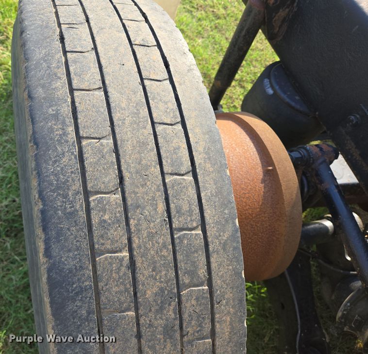 image for item DT5357 2005 Kenworth T800 truck cab and chassis