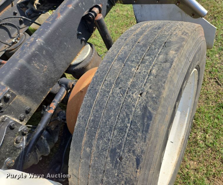 image for item DT5357 2005 Kenworth T800 truck cab and chassis