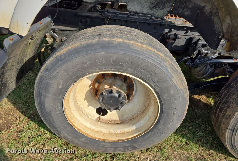 image for item DT5357 2005 Kenworth T800 truck cab and chassis