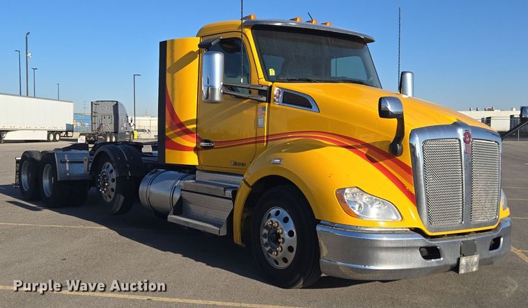 image for item DT7037 2020 Kenworth T680 semi truck