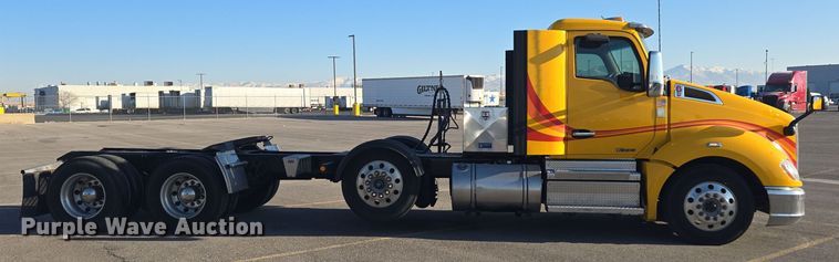 image for item DT7037 2020 Kenworth T680 semi truck