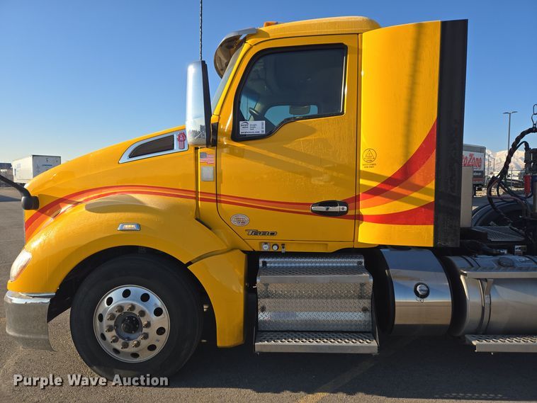 image for item DT7037 2020 Kenworth T680 semi truck