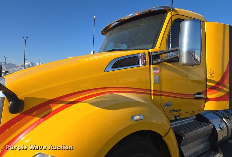image for item DT7037 2020 Kenworth T680 semi truck